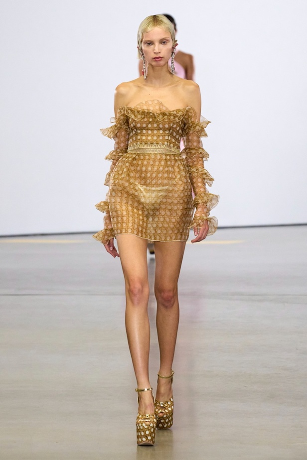 مجموعة Giambattista Valli لربيع 2023 تأخذنا لقضاء عطلة في الهند 