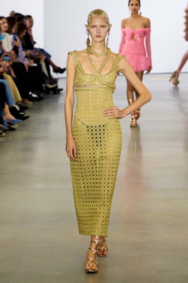 مجموعة Giambattista Valli لربيع 2023 تأخذنا لقضاء عطلة في الهند 