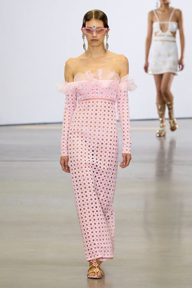 مجموعة Giambattista Valli لربيع 2023 تأخذنا لقضاء عطلة في الهند 
