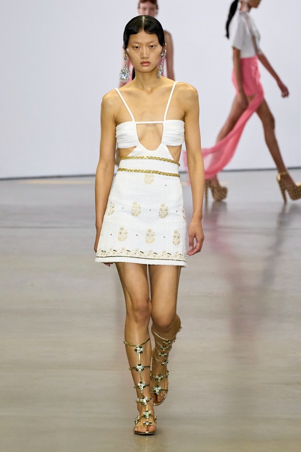 مجموعة Giambattista Valli لربيع 2023 تأخذنا لقضاء عطلة في الهند 