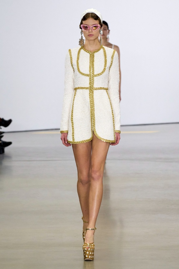 مجموعة Giambattista Valli لربيع 2023 تأخذنا لقضاء عطلة في الهند 