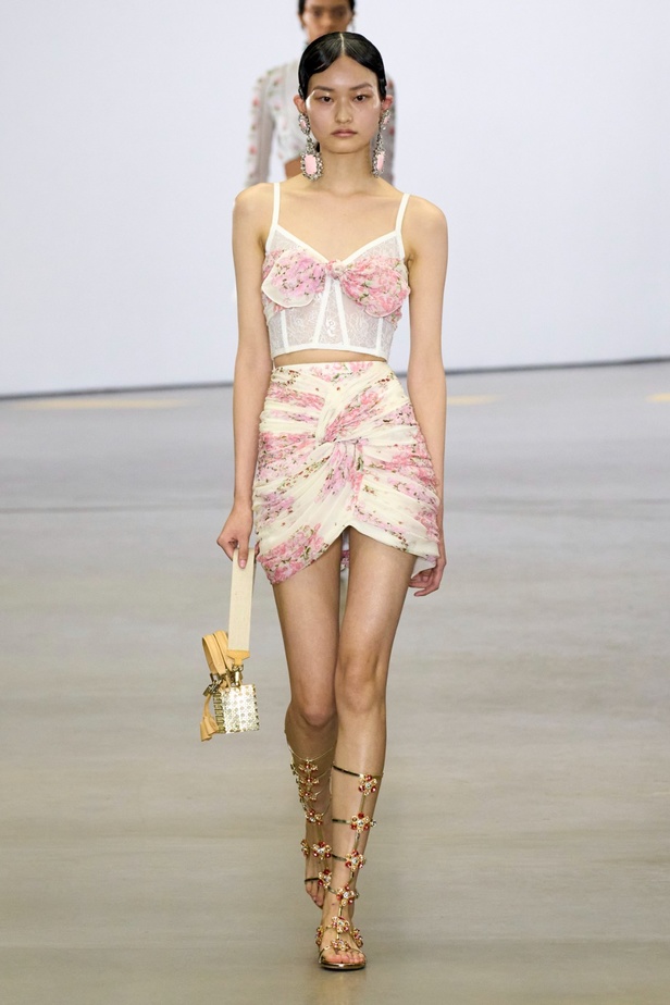 مجموعة Giambattista Valli لربيع 2023 تأخذنا لقضاء عطلة في الهند 