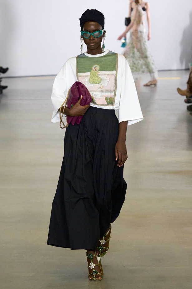 مجموعة Giambattista Valli لربيع 2023 تأخذنا لقضاء عطلة في الهند 