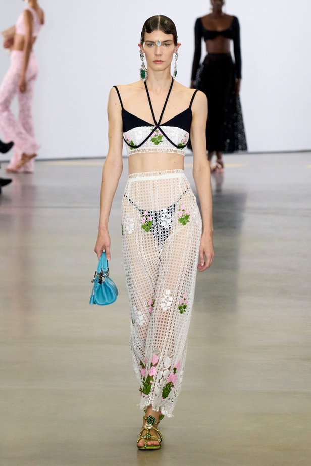 مجموعة Giambattista Valli لربيع 2023 تأخذنا لقضاء عطلة في الهند 