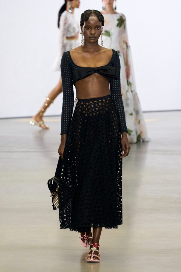 مجموعة Giambattista Valli لربيع 2023 تأخذنا لقضاء عطلة في الهند 