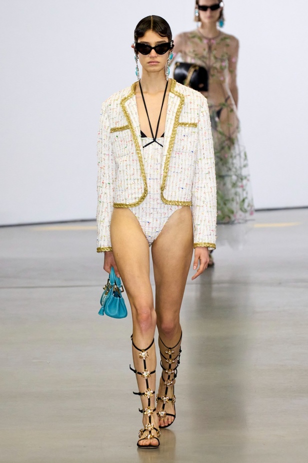 مجموعة Giambattista Valli لربيع 2023 تأخذنا لقضاء عطلة في الهند 