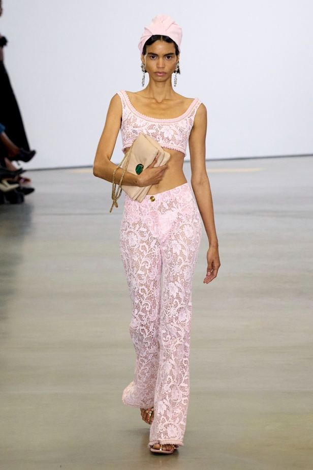 مجموعة Giambattista Valli لربيع 2023 تأخذنا لقضاء عطلة في الهند 