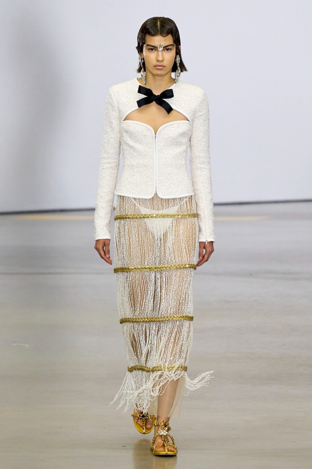 مجموعة Giambattista Valli لربيع 2023 تأخذنا لقضاء عطلة في الهند 