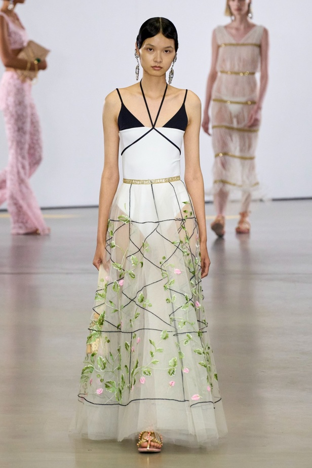 مجموعة Giambattista Valli لربيع 2023 تأخذنا لقضاء عطلة في الهند 