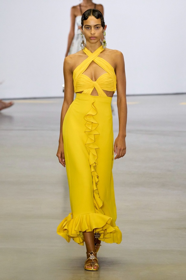 مجموعة Giambattista Valli لربيع 2023 تأخذنا لقضاء عطلة في الهند 