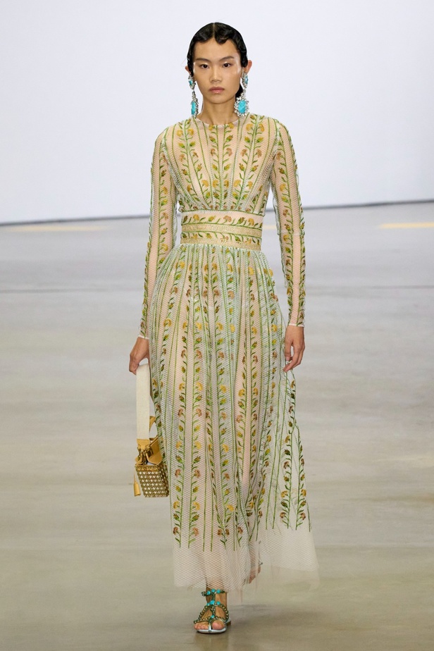 مجموعة Giambattista Valli لربيع 2023 تأخذنا لقضاء عطلة في الهند 