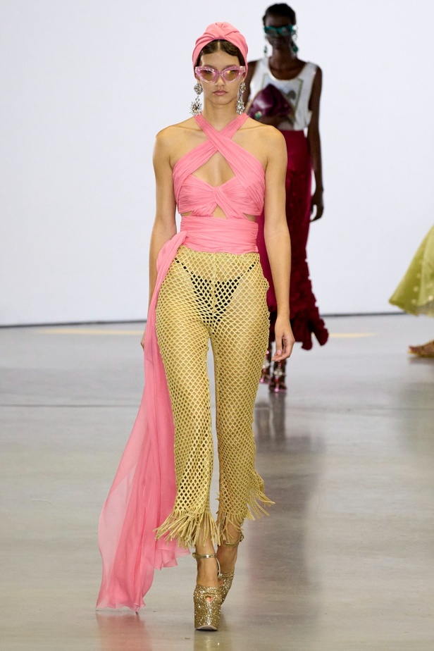 مجموعة Giambattista Valli لربيع 2023 تأخذنا لقضاء عطلة في الهند 