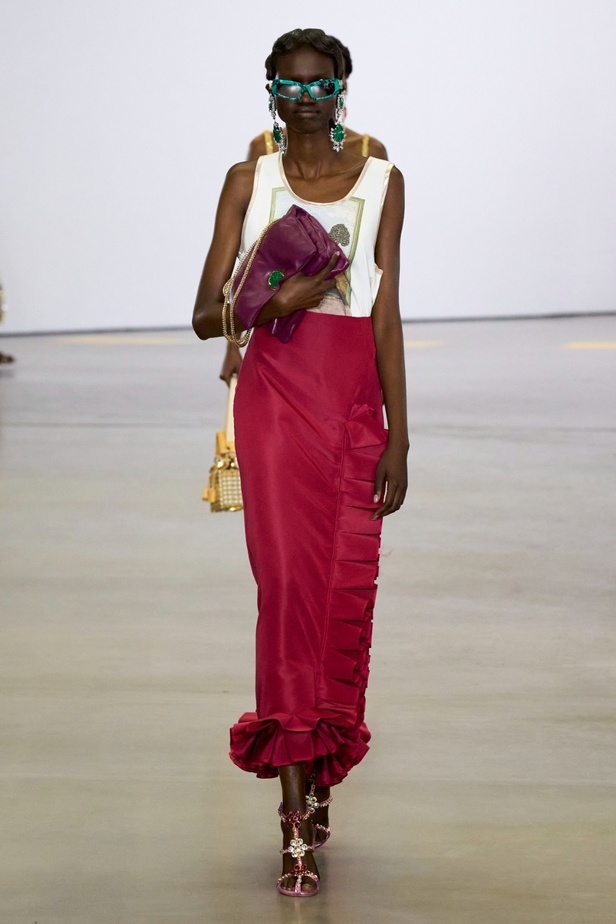 مجموعة Giambattista Valli لربيع 2023 تأخذنا لقضاء عطلة في الهند 