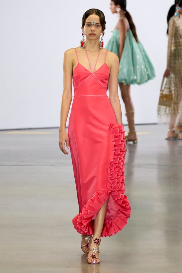 مجموعة Giambattista Valli لربيع 2023 تأخذنا لقضاء عطلة في الهند 