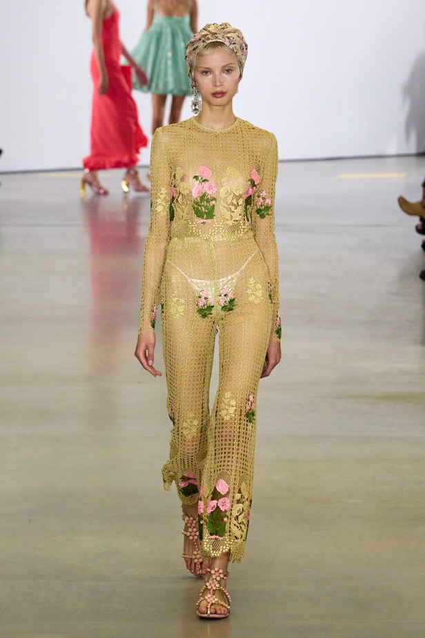 مجموعة Giambattista Valli لربيع 2023 تأخذنا لقضاء عطلة في الهند 