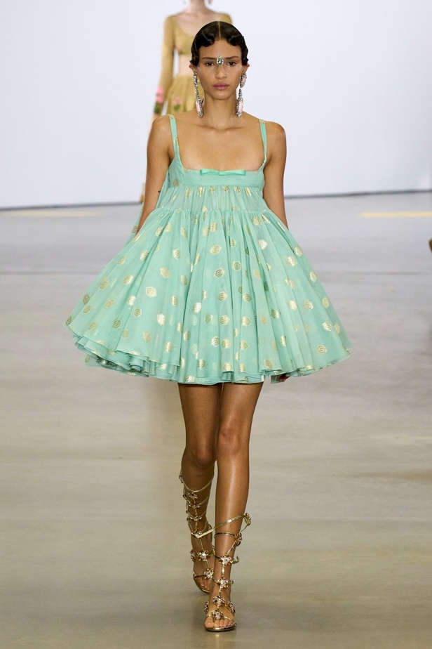 مجموعة Giambattista Valli لربيع 2023 تأخذنا لقضاء عطلة في الهند 