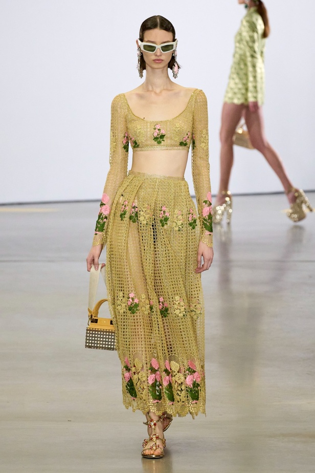 مجموعة Giambattista Valli لربيع 2023 تأخذنا لقضاء عطلة في الهند 