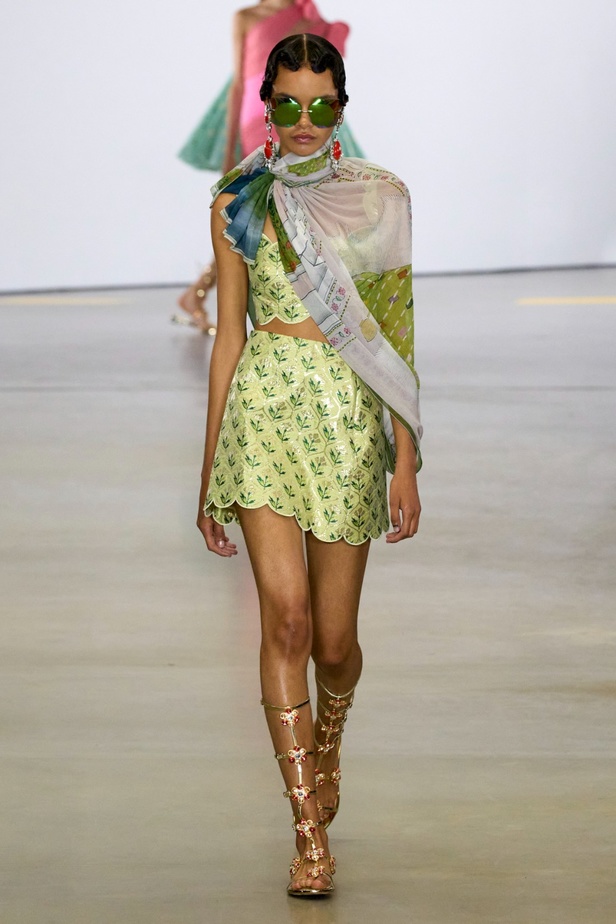 مجموعة Giambattista Valli لربيع 2023 تأخذنا لقضاء عطلة في الهند 