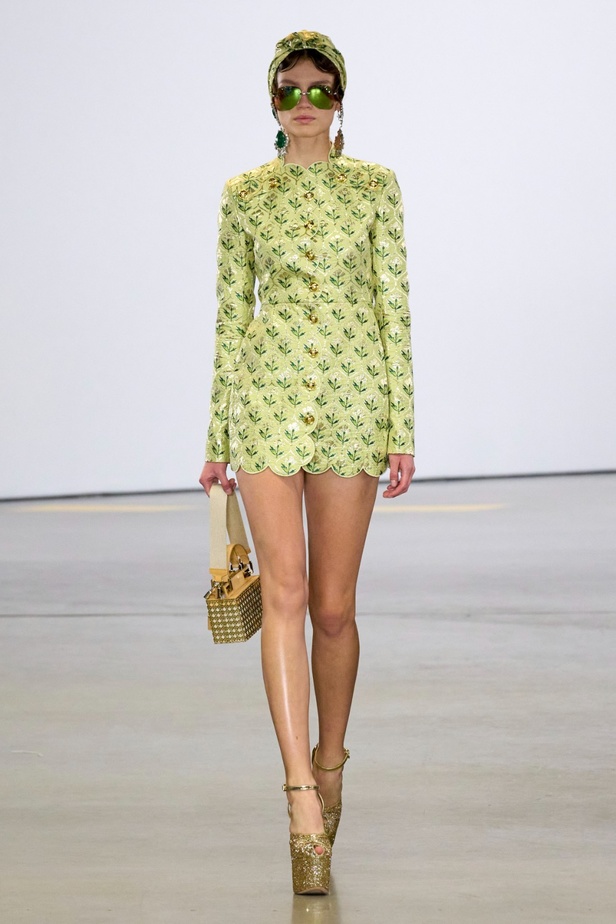 مجموعة Giambattista Valli لربيع 2023 تأخذنا لقضاء عطلة في الهند 