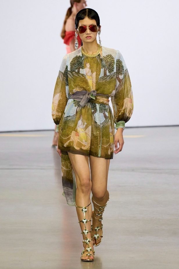 مجموعة Giambattista Valli لربيع 2023 تأخذنا لقضاء عطلة في الهند 