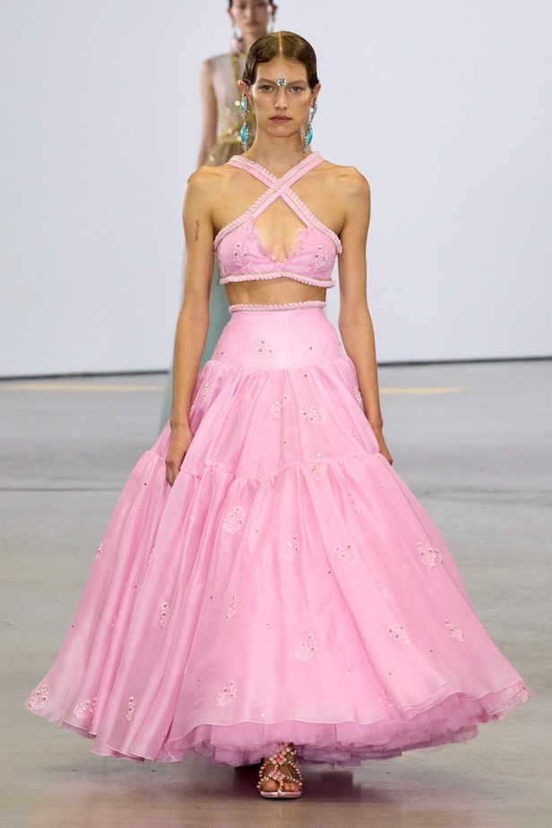 مجموعة Giambattista Valli لربيع 2023 تأخذنا لقضاء عطلة في الهند 