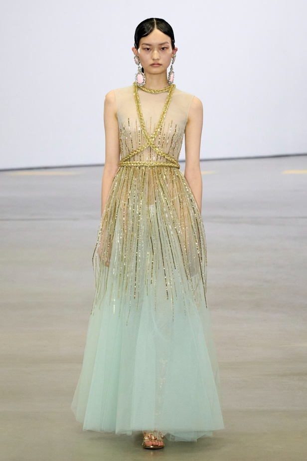 مجموعة Giambattista Valli لربيع 2023 تأخذنا لقضاء عطلة في الهند 