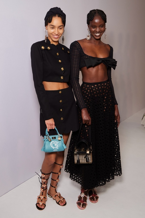 مجموعة Giambattista Valli لربيع 2023 تأخذنا لقضاء عطلة في الهند 