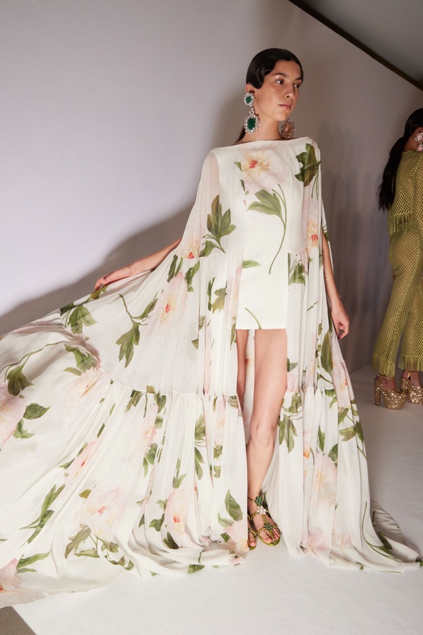مجموعة Giambattista Valli لربيع 2023 تأخذنا لقضاء عطلة في الهند 