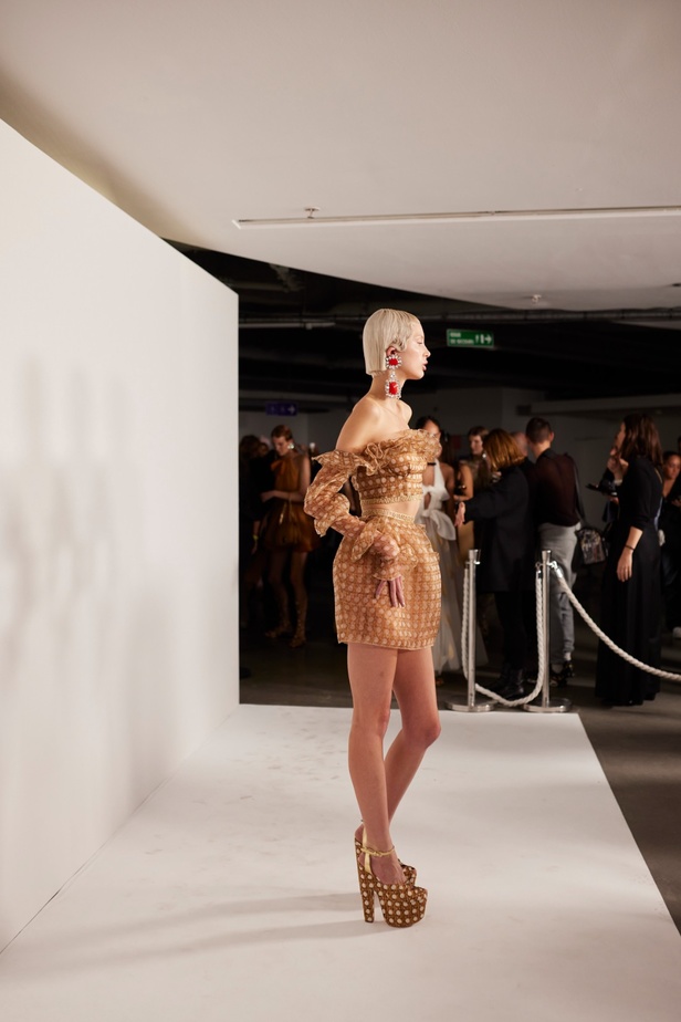 مجموعة Giambattista Valli لربيع 2023 تأخذنا لقضاء عطلة في الهند 