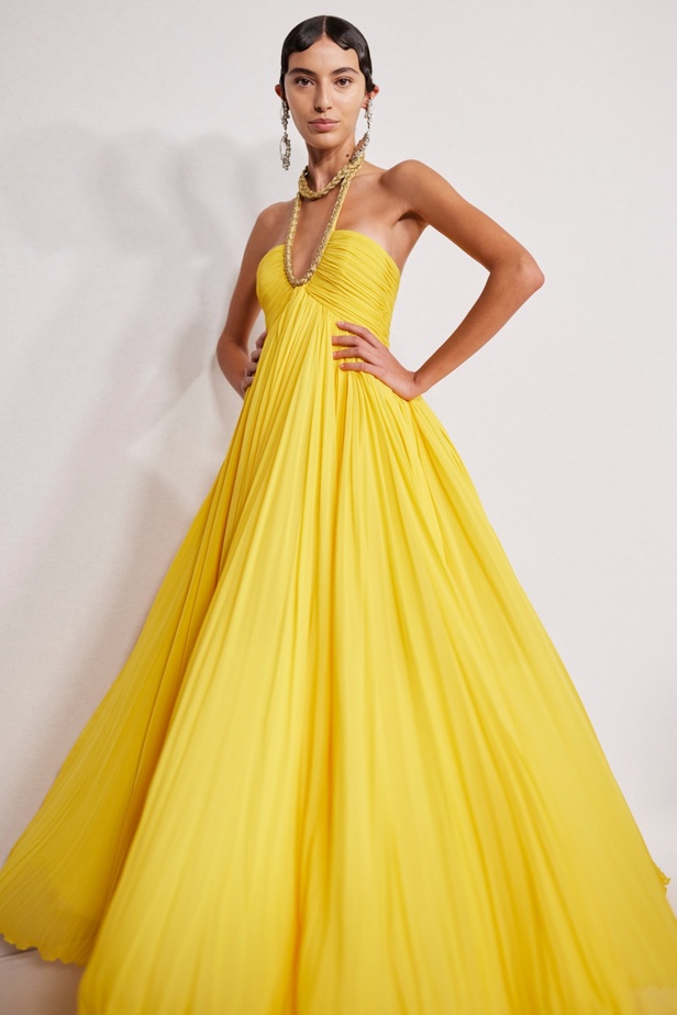 مجموعة Giambattista Valli لربيع 2023 تأخذنا لقضاء عطلة في الهند 