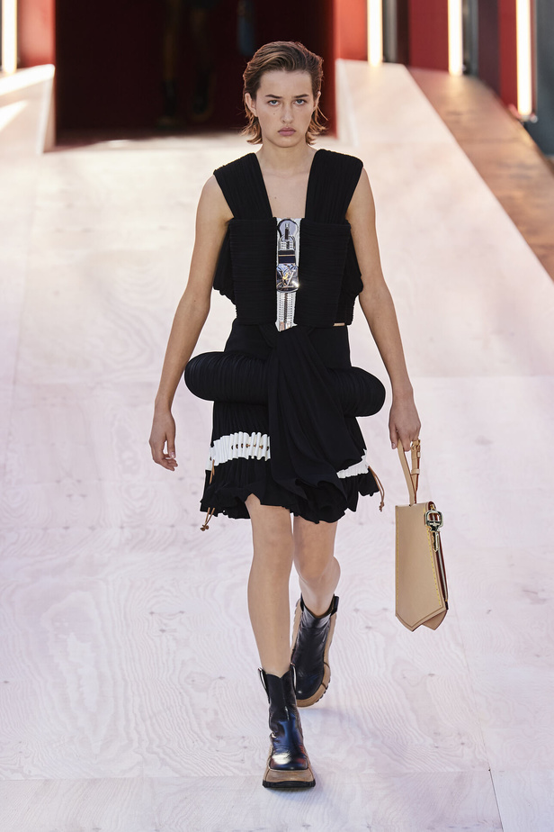 مجموعة Louis Vuitton  لربيع وصيف 2023.. تصاميم مبتكرة وأناقة الجلد