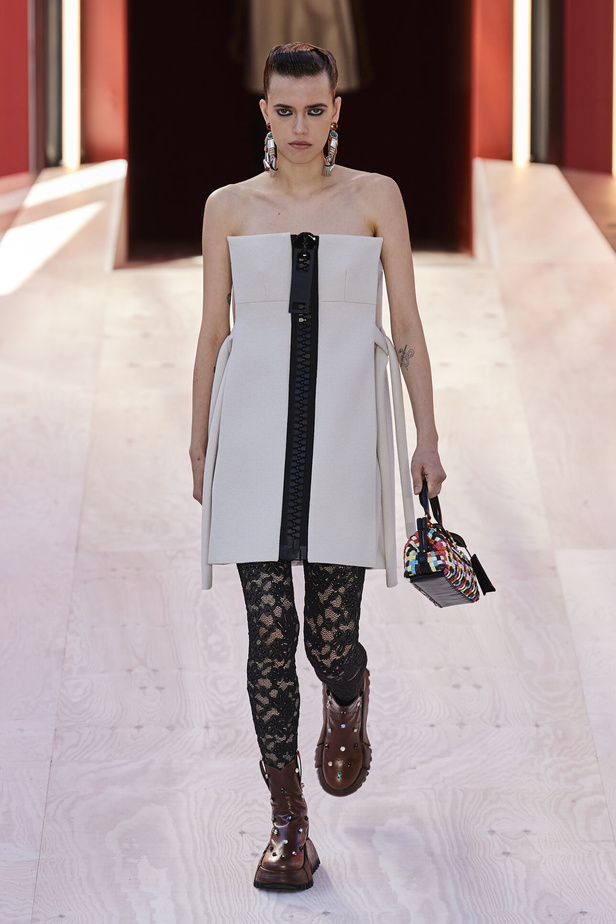 مجموعة Louis Vuitton  لربيع وصيف 2023.. تصاميم مبتكرة وأناقة الجلد