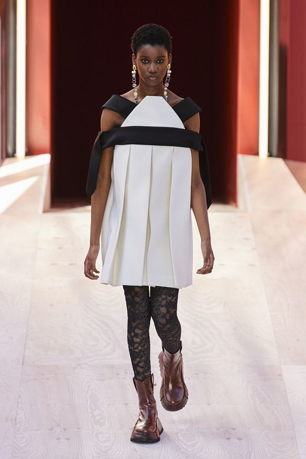 مجموعة Louis Vuitton  لربيع وصيف 2023.. تصاميم مبتكرة وأناقة الجلد