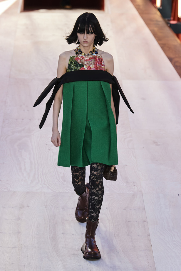 مجموعة Louis Vuitton  لربيع وصيف 2023.. تصاميم مبتكرة وأناقة الجلد