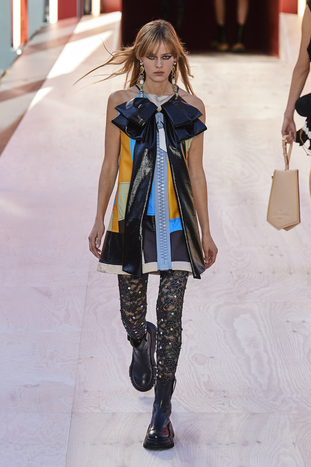 مجموعة Louis Vuitton  لربيع وصيف 2023.. تصاميم مبتكرة وأناقة الجلد