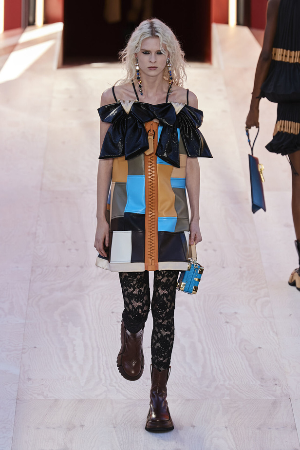 مجموعة Louis Vuitton  لربيع وصيف 2023.. تصاميم مبتكرة وأناقة الجلد