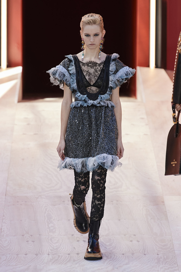 مجموعة Louis Vuitton  لربيع وصيف 2023.. تصاميم مبتكرة وأناقة الجلد