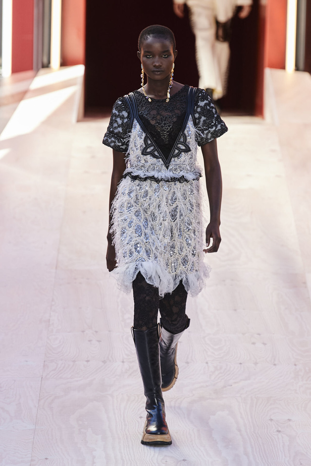 مجموعة Louis Vuitton  لربيع وصيف 2023.. تصاميم مبتكرة وأناقة الجلد