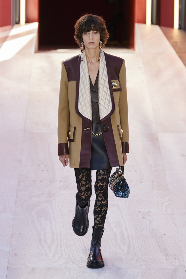 مجموعة Louis Vuitton  لربيع وصيف 2023.. تصاميم مبتكرة وأناقة الجلد