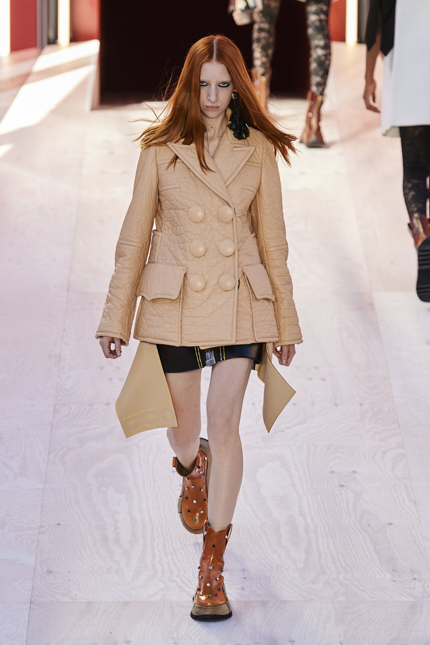 مجموعة Louis Vuitton  لربيع وصيف 2023.. تصاميم مبتكرة وأناقة الجلد