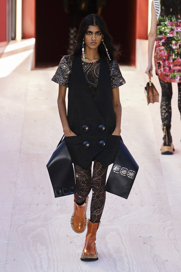 مجموعة Louis Vuitton  لربيع وصيف 2023.. تصاميم مبتكرة وأناقة الجلد