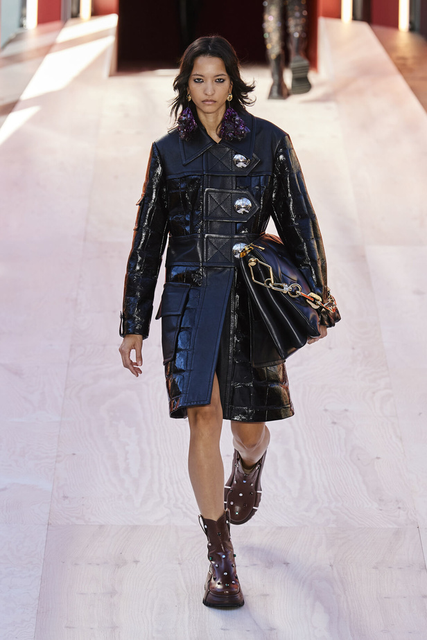 مجموعة Louis Vuitton  لربيع وصيف 2023.. تصاميم مبتكرة وأناقة الجلد