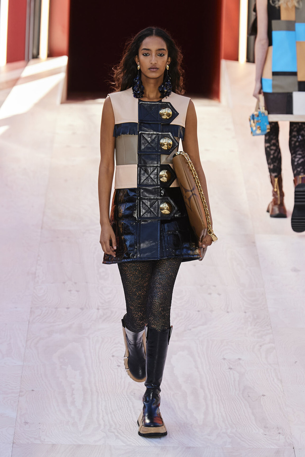 مجموعة Louis Vuitton  لربيع وصيف 2023.. تصاميم مبتكرة وأناقة الجلد