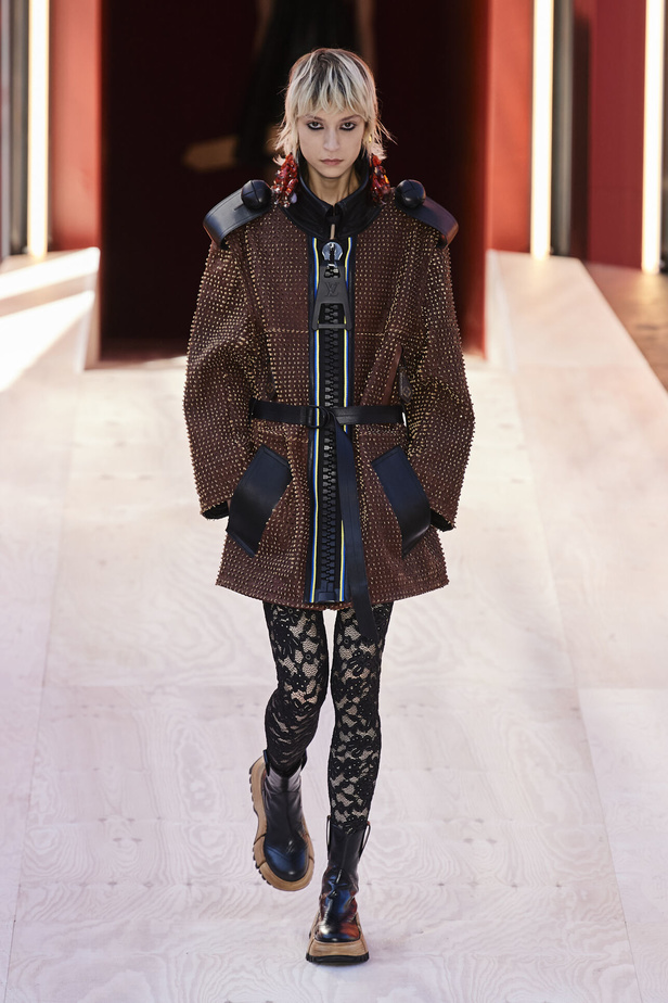 مجموعة Louis Vuitton  لربيع وصيف 2023.. تصاميم مبتكرة وأناقة الجلد