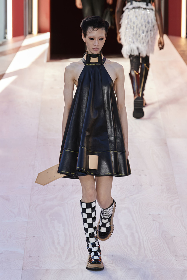 مجموعة Louis Vuitton  لربيع وصيف 2023.. تصاميم مبتكرة وأناقة الجلد