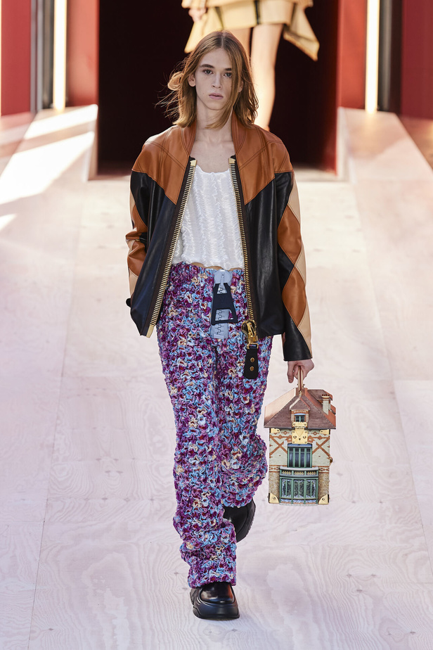 مجموعة Louis Vuitton  لربيع وصيف 2023.. تصاميم مبتكرة وأناقة الجلد
