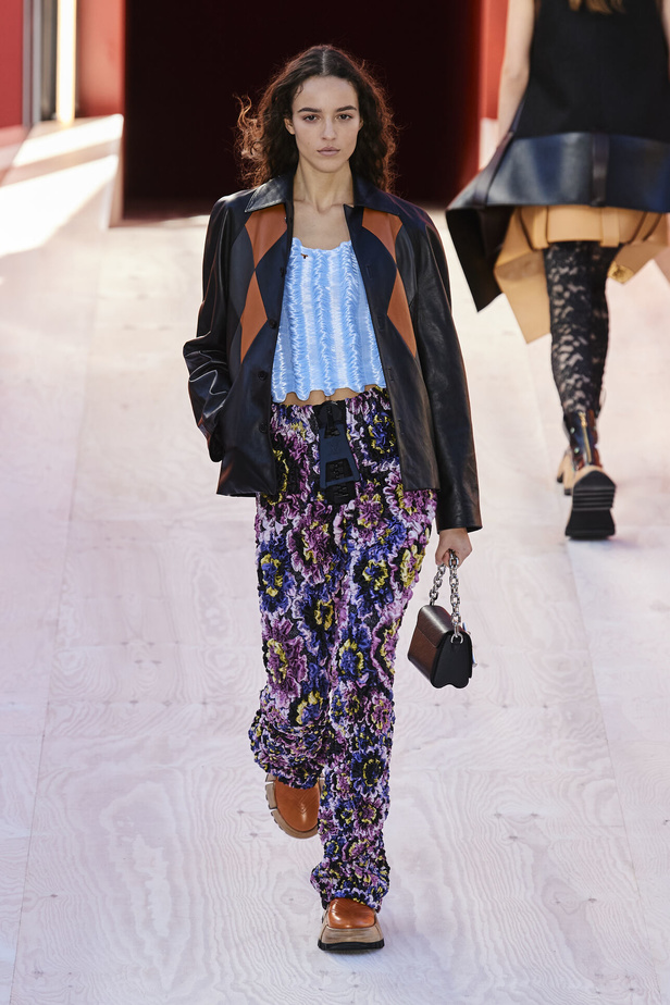 مجموعة Louis Vuitton  لربيع وصيف 2023.. تصاميم مبتكرة وأناقة الجلد