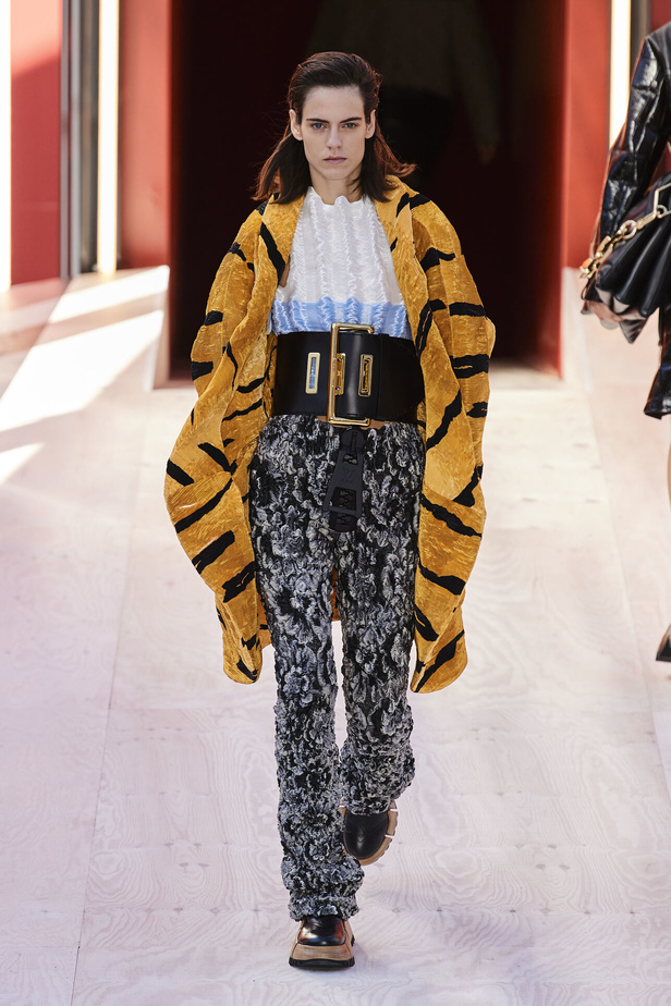 مجموعة Louis Vuitton  لربيع وصيف 2023.. تصاميم مبتكرة وأناقة الجلد