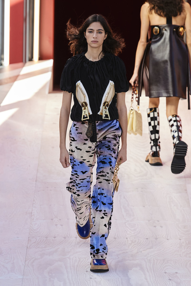 مجموعة Louis Vuitton  لربيع وصيف 2023.. تصاميم مبتكرة وأناقة الجلد