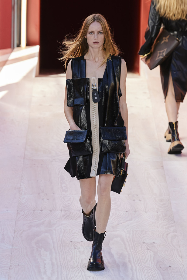 مجموعة Louis Vuitton  لربيع وصيف 2023.. تصاميم مبتكرة وأناقة الجلد